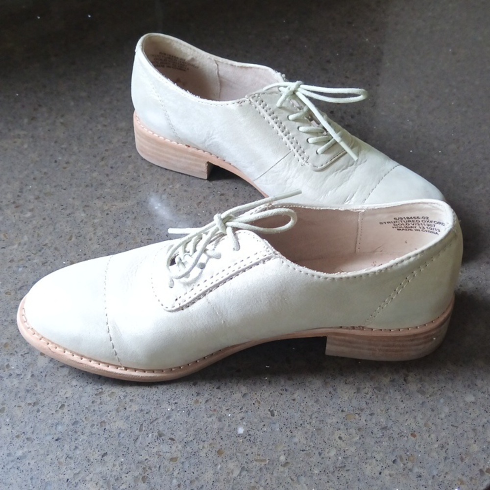 Like New • GAP Shimmery Cream Cap-toe Oxford Lace-Up Shoes